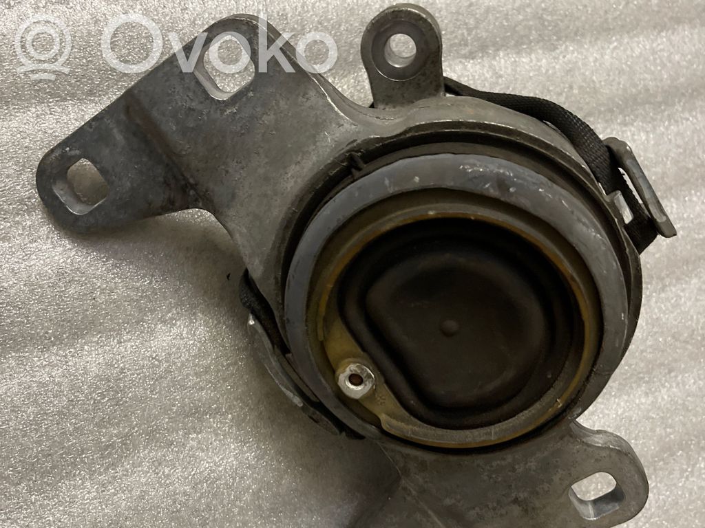 Volvo V40 Engine mount bracket 