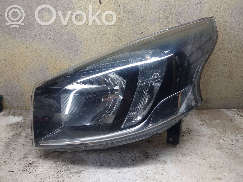 Opel Vivaro Phare frontale 