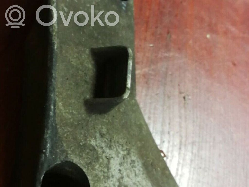 Engine mounting bracket   6750441