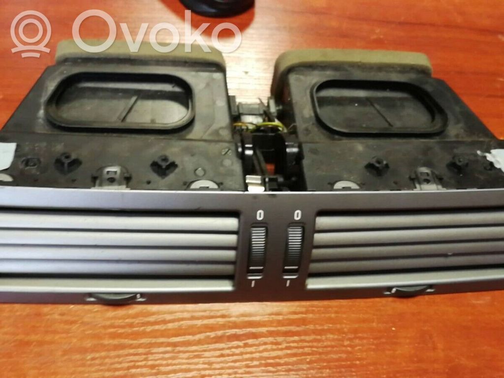 BMW 7 E65 E66 Centrinės oro grotelės 