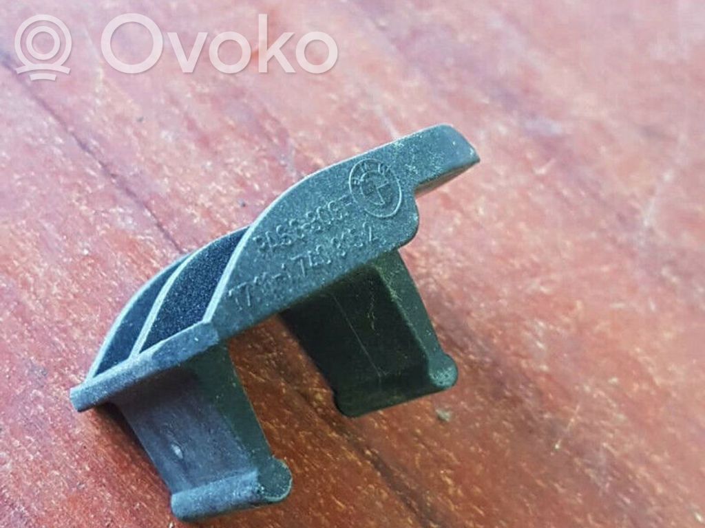 BMW 5 E39 Radiator mount bracket 