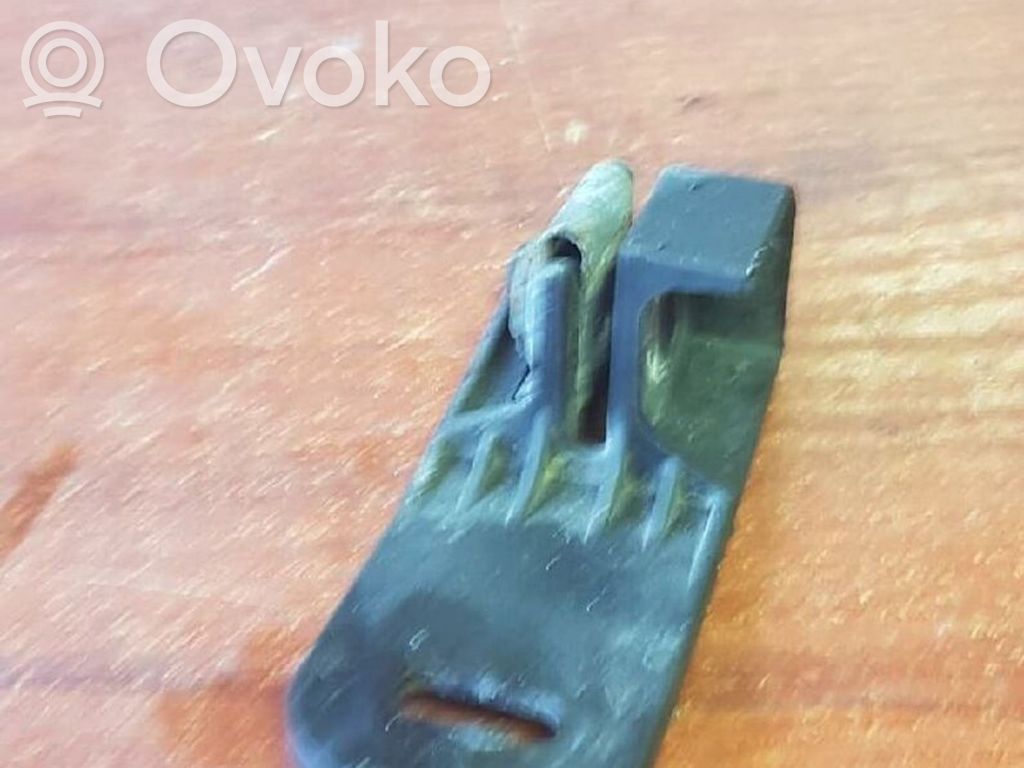 Headlight/headlamp mounting bracket   6940663