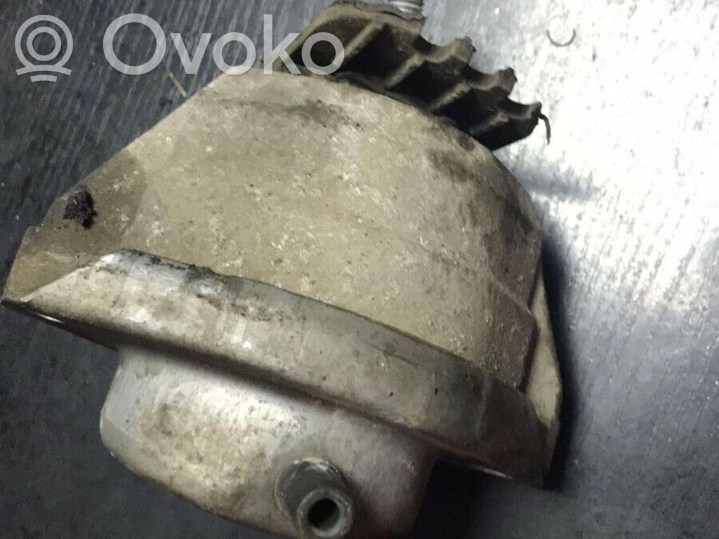 Engine mount bracket   6775027