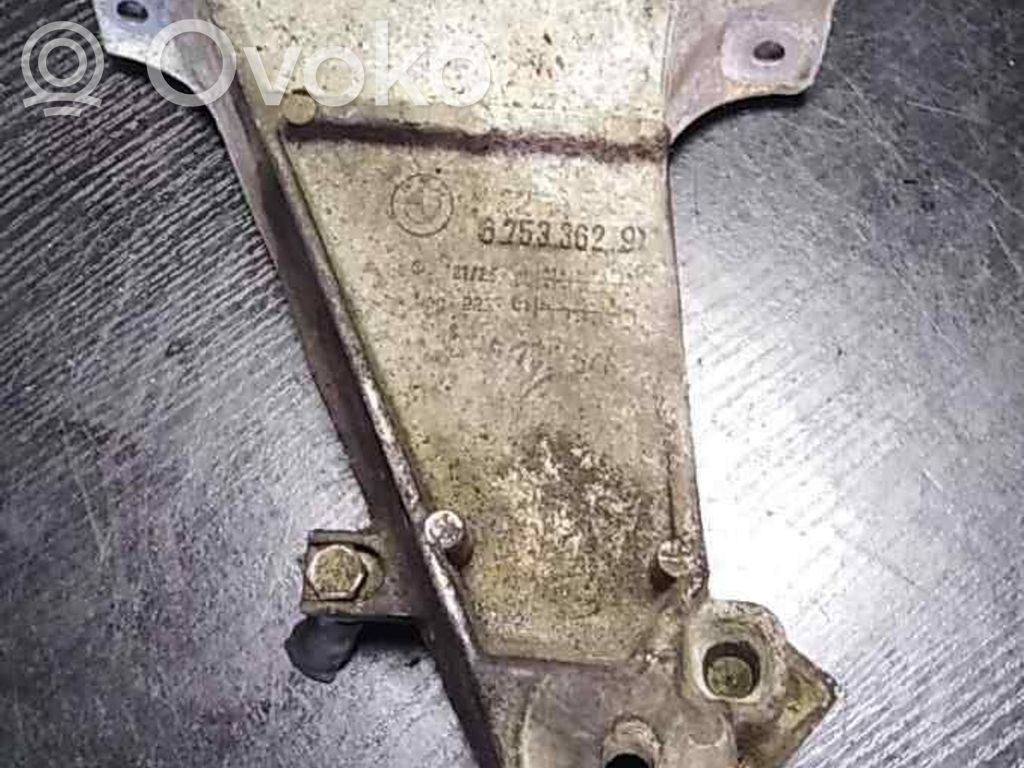 BMW 5 E39 Engine mounting bracket 