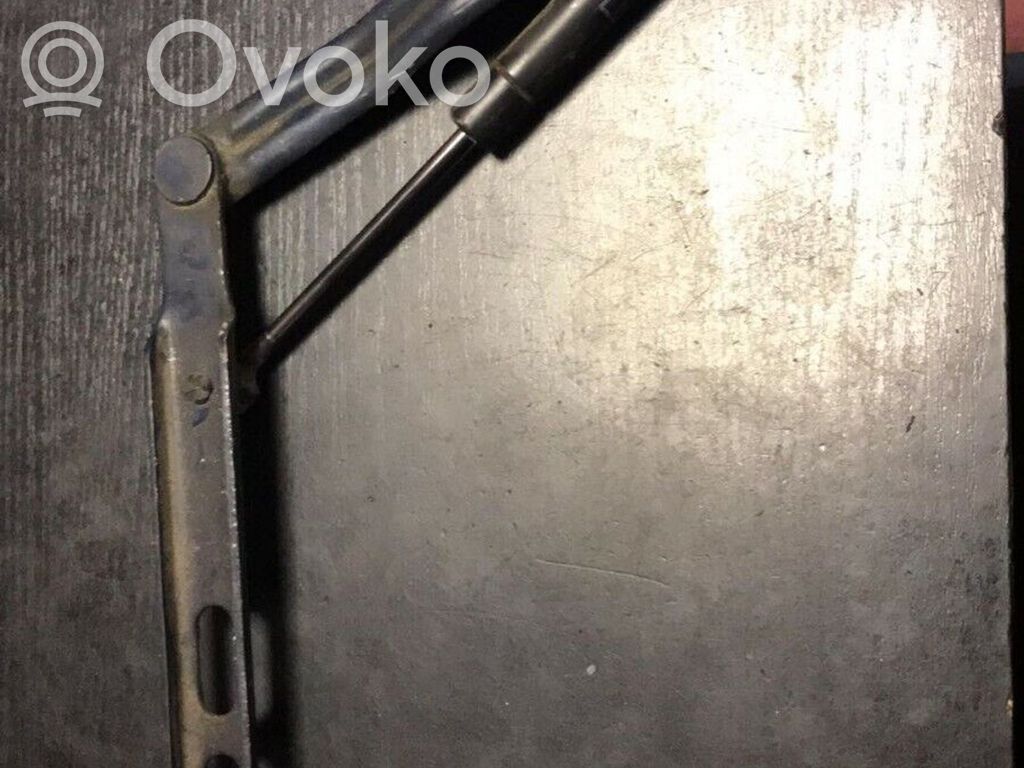 BMW 5 E34 Konepellin kaasujousi 
