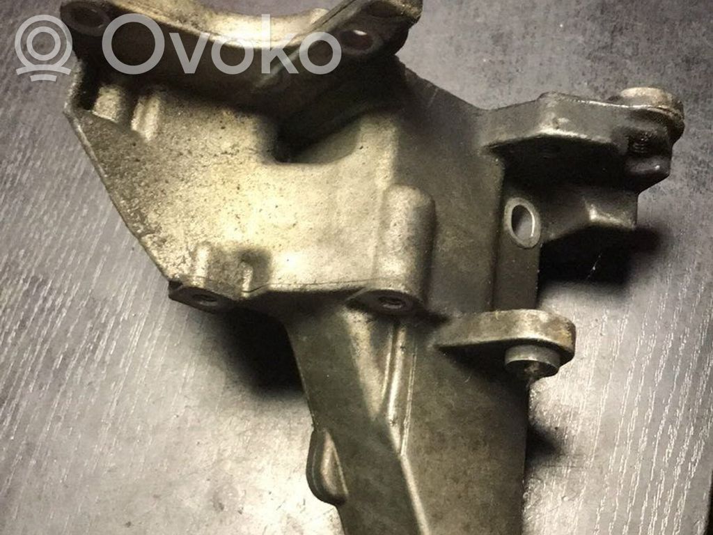 Engine mounting bracket   2245747