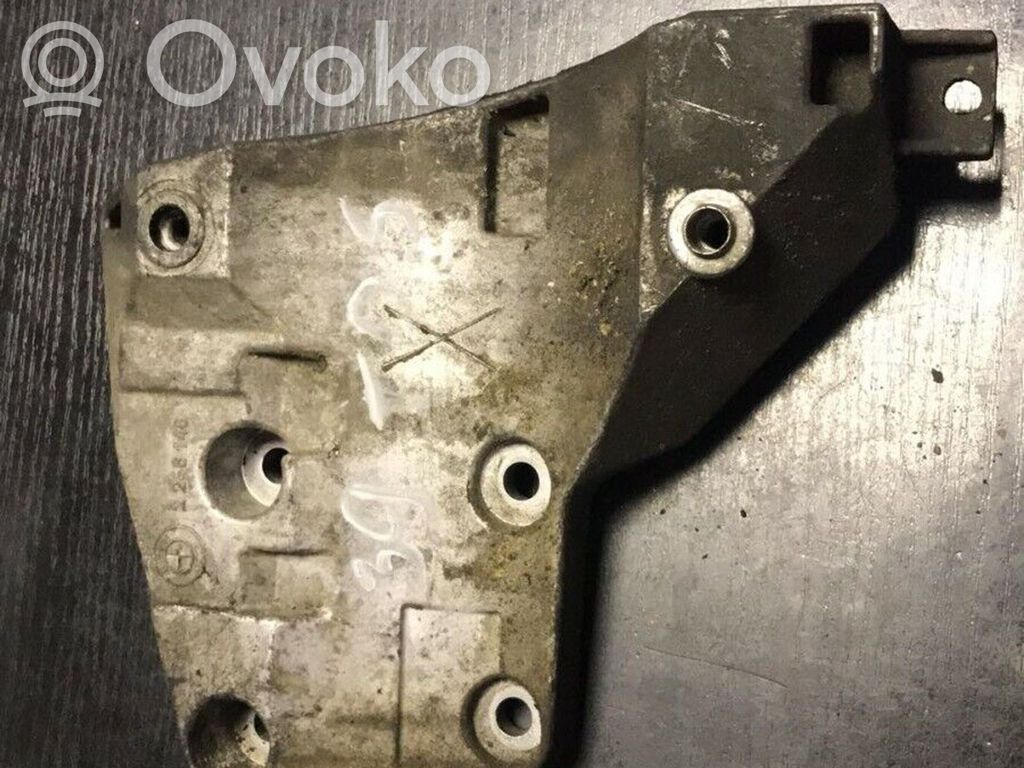 BMW 5 E39 Engine mounting bracket 
