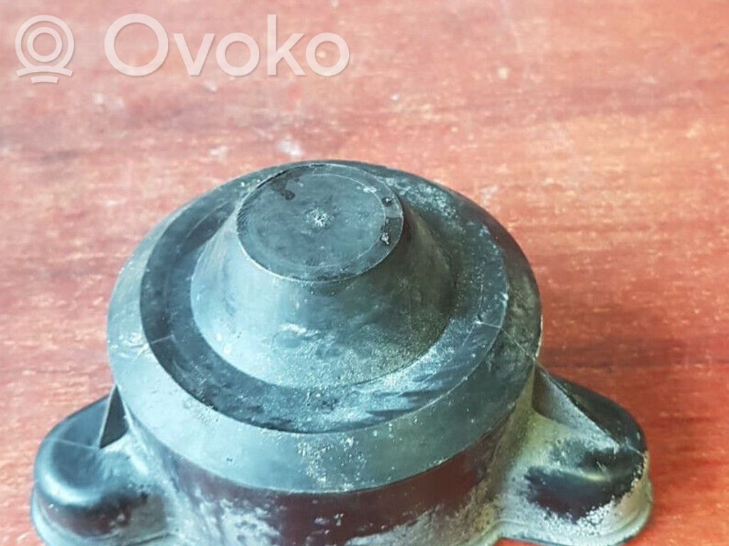 Shock absorber/damper mounting bracket   1093418