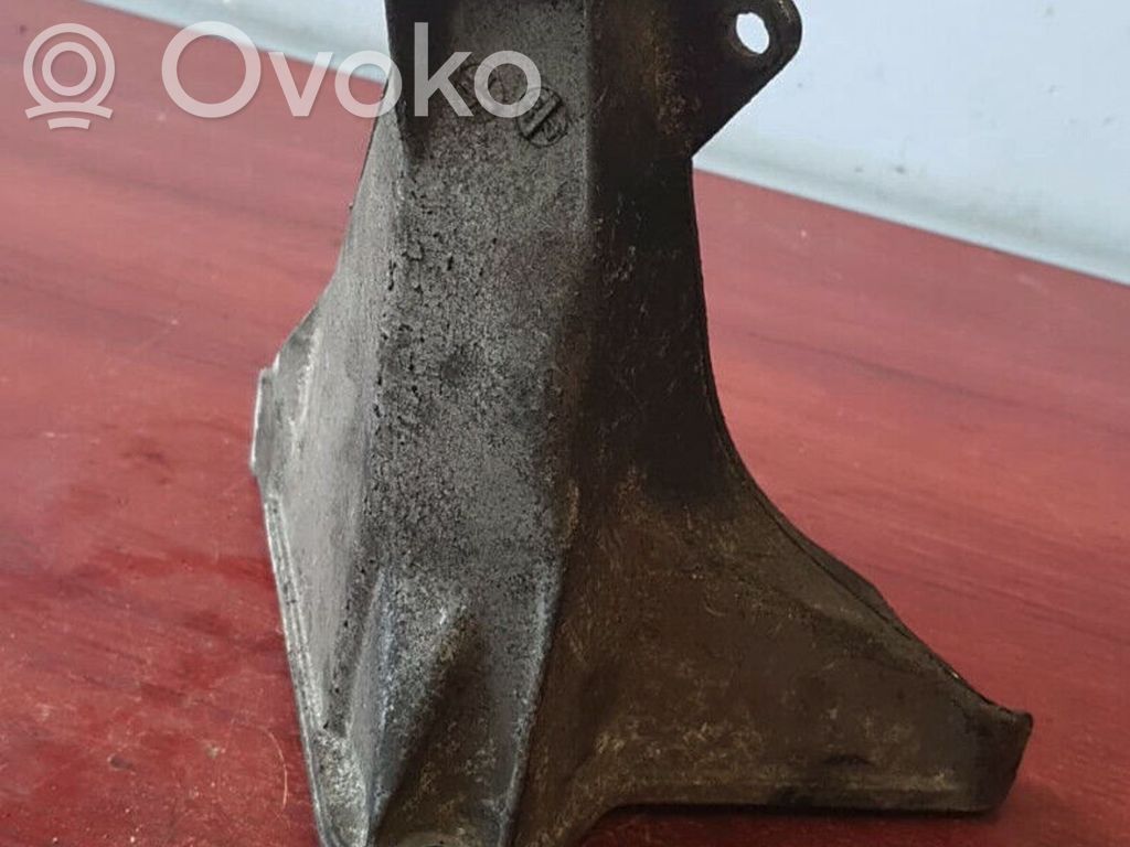 Volkswagen PASSAT B5 Engine mounting bracket 