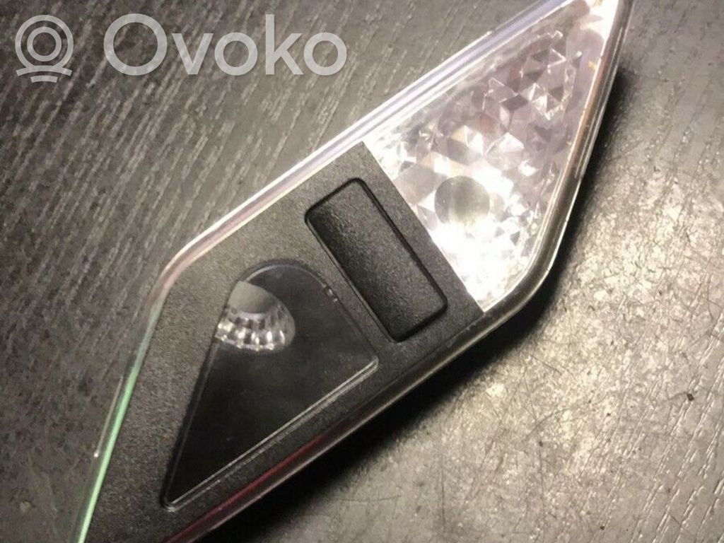BMW 3 E46 Galinių vietų apšvietimo žibintas 