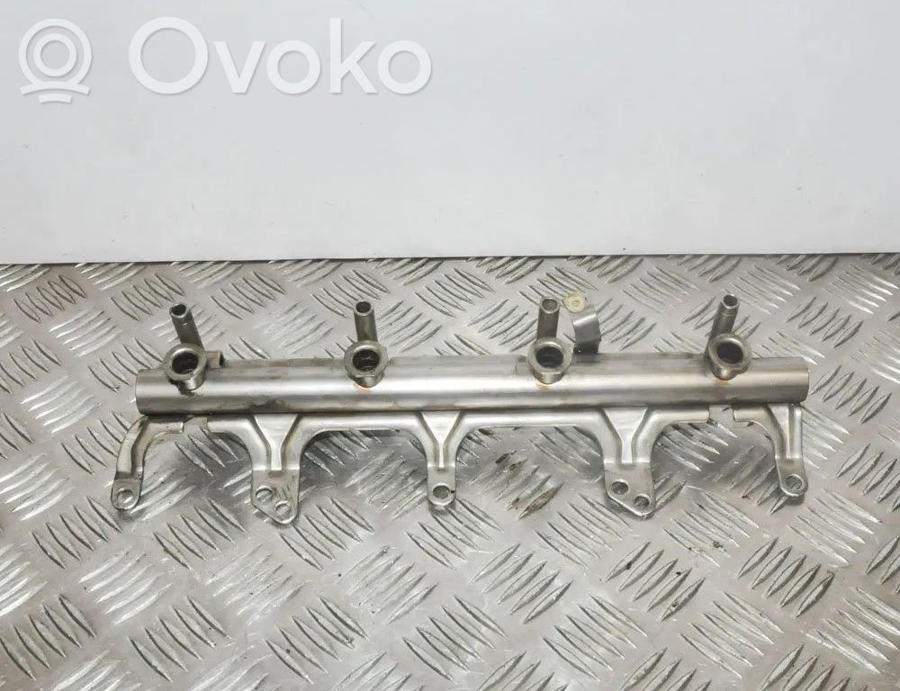 Audi A4 S4 B8 8K Listwa wtryskowa 