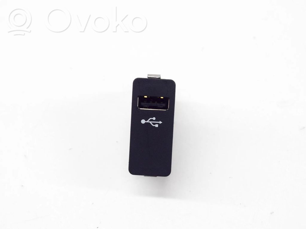 BMW i3 Enchufe conector entrada auxiliar 