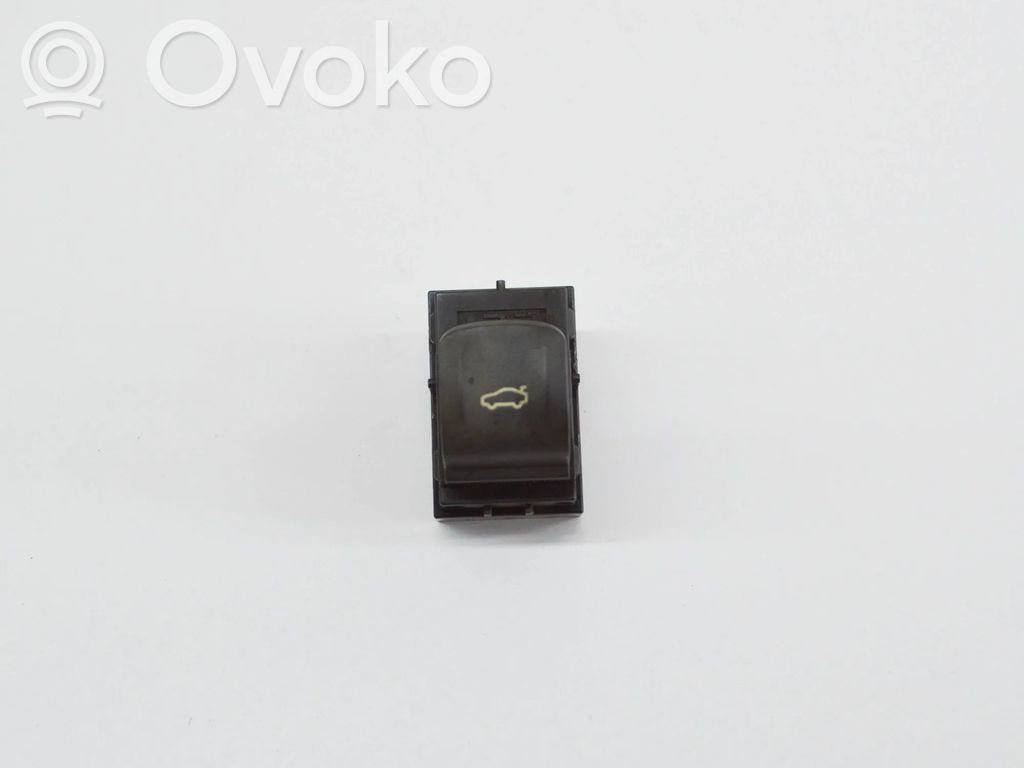 Tailgate/boot open switch button   9327029