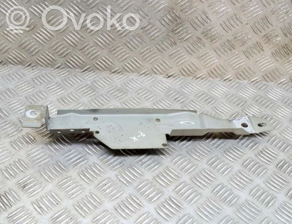 Volvo S90, V90 Lokasuojan kannake 