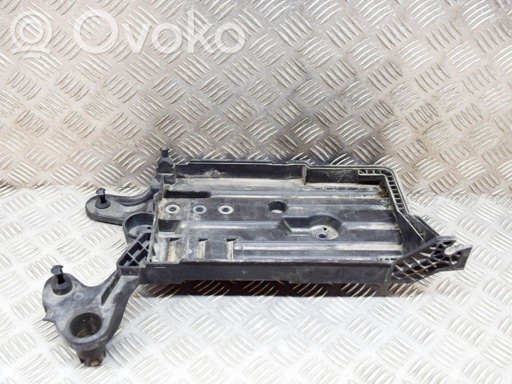 Volkswagen PASSAT B8 Support boîte de batterie 