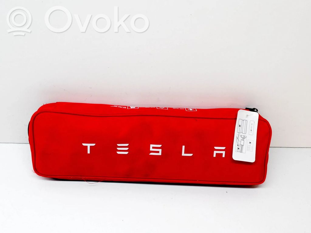 Tesla Model Y Kit ajutor de urgență 