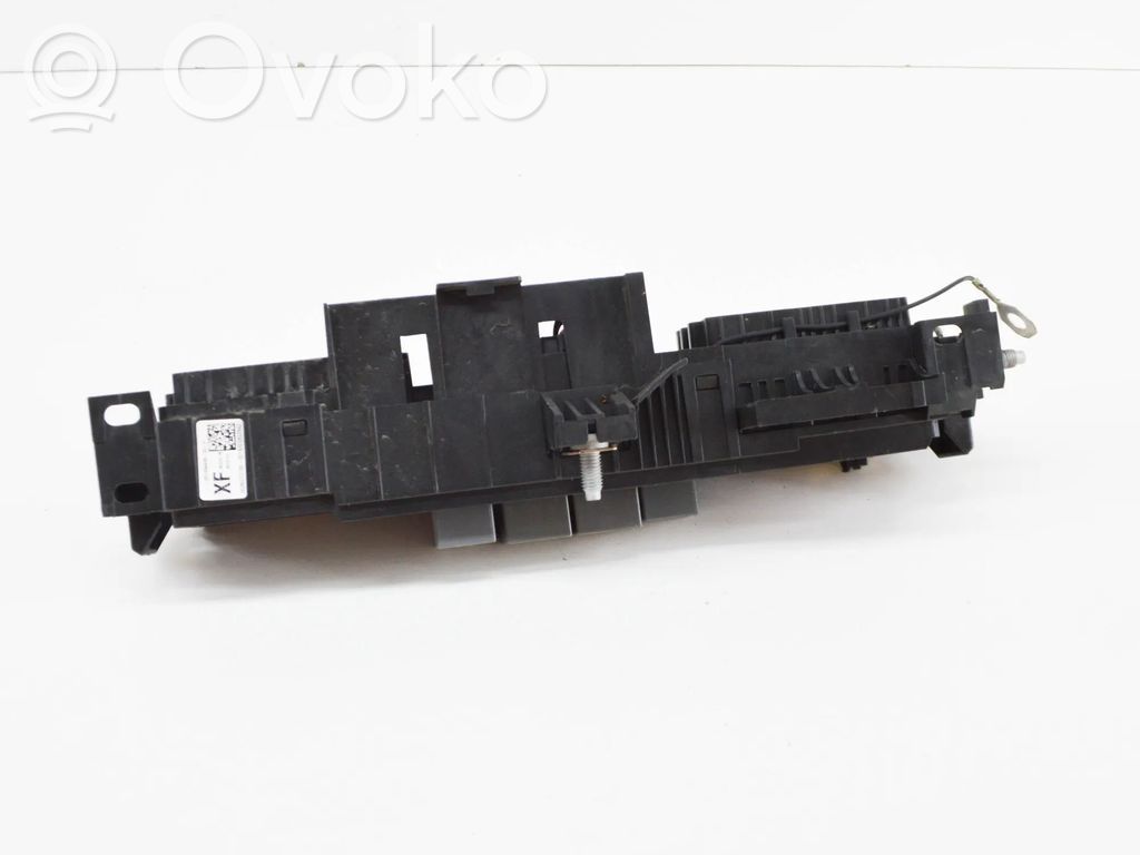 Tesla Model X Saugiklių blokas 