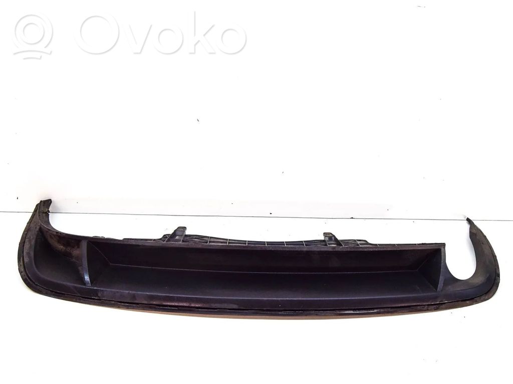 Volkswagen PASSAT B7 Moldura inferior del parachoques trasero 