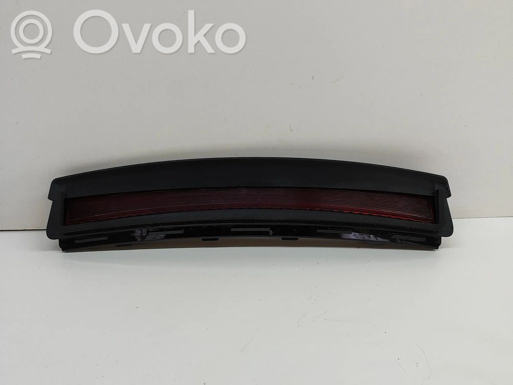 Tesla Model 3 Kolmas/lisäjarruvalo 