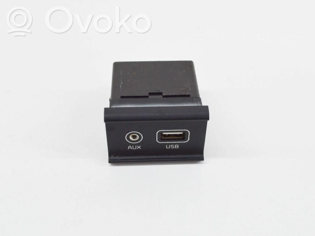 KIA Optima AUX-pistokeliitin 