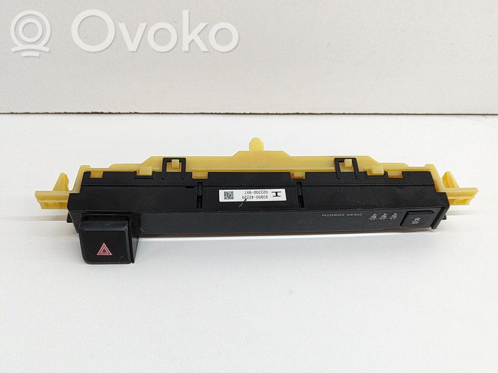 Toyota RAV 4 (XA40) Zestaw przełączników i przycisków 