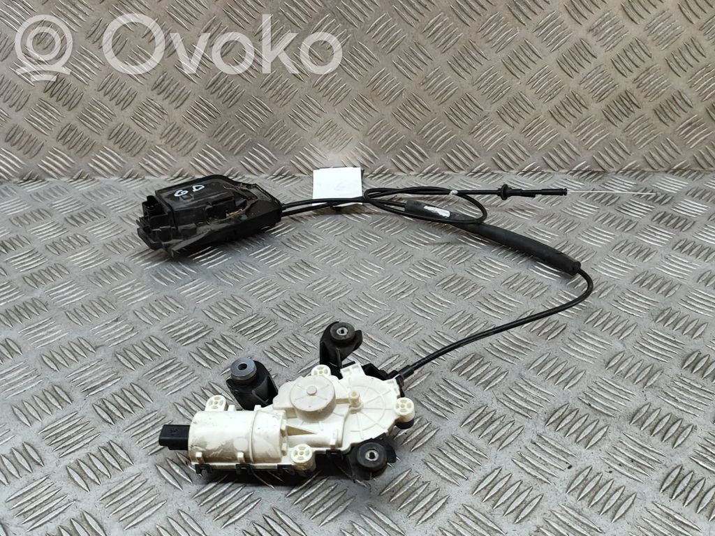 Tesla Model X Takaoven lukko 
