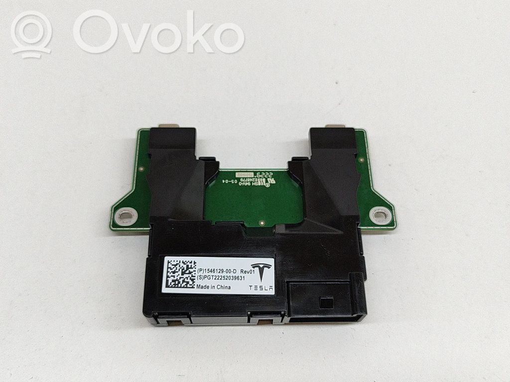 Tesla Model Y Enchufe conector USB 