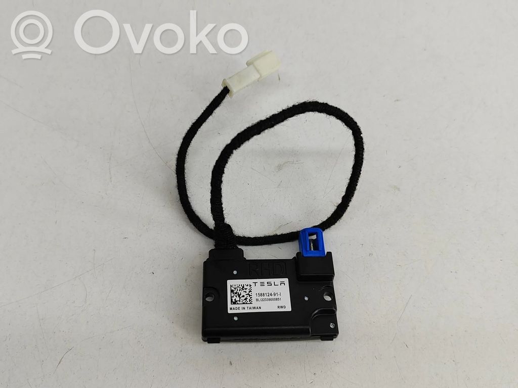 Tesla Model Y Windshield/windscreen camera 