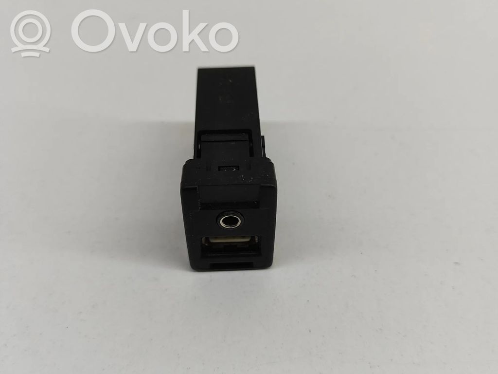 Toyota Avensis T270 AUX in-socket connector 