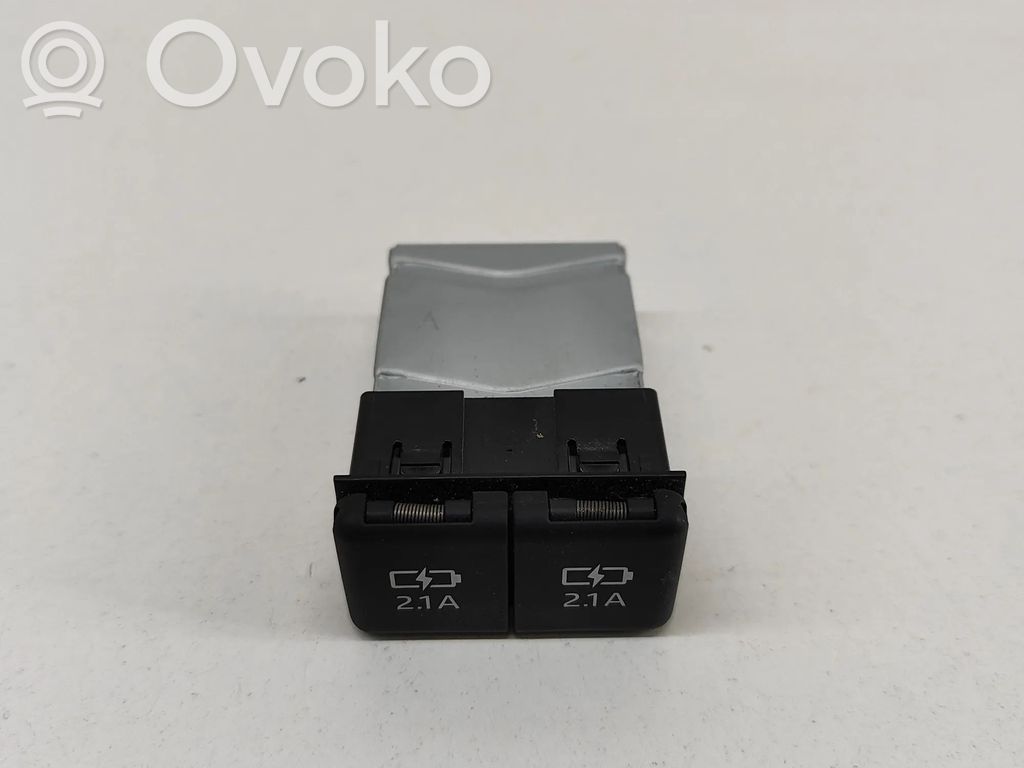 Toyota RAV 4 (XA50) Gniazdo / Złącze USB 