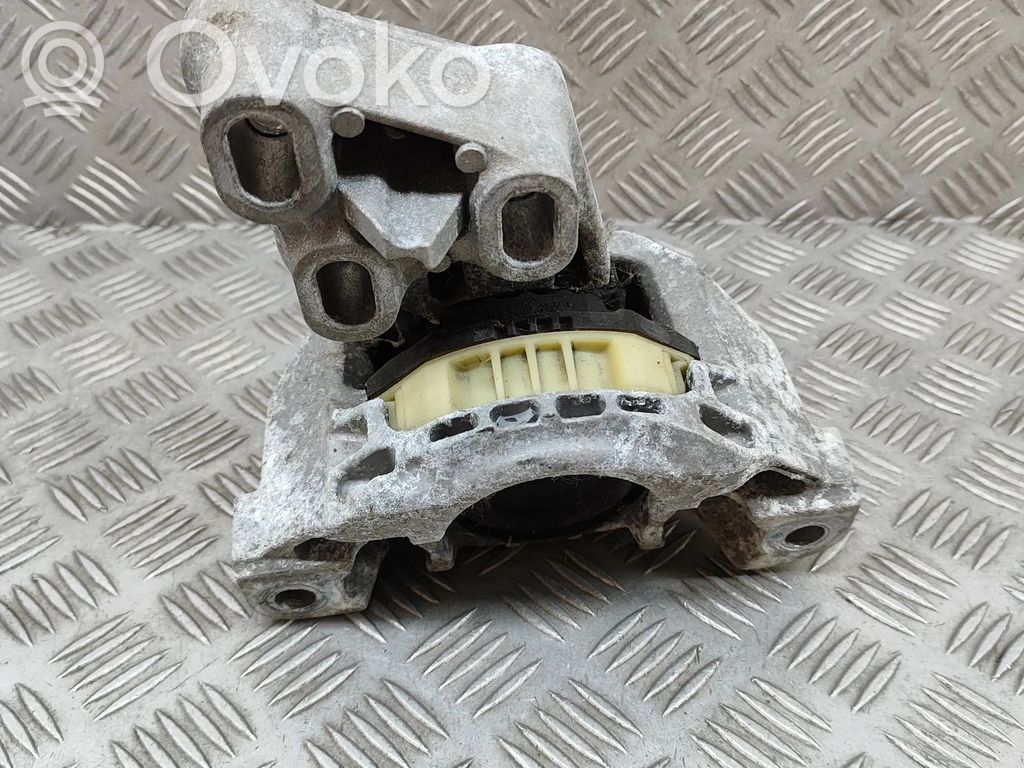 Mercedes-Benz A W176 Moottorin kiinnikekorvake 