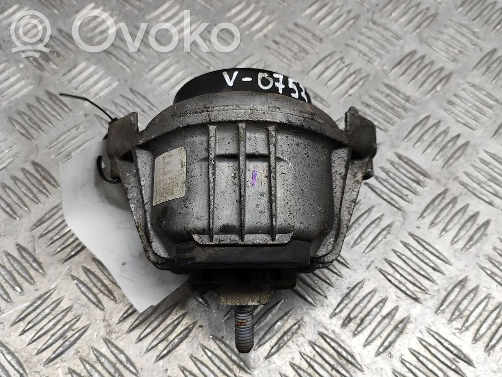 Soporte de montaje del motor   6768800