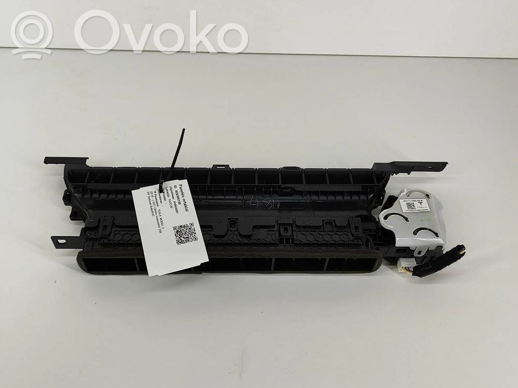 Tesla Model 3 Lango oro grotelės 