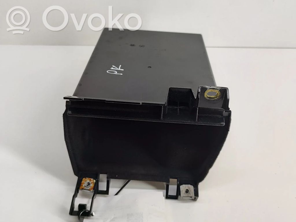 Audi e-tron Hansikaslokero 