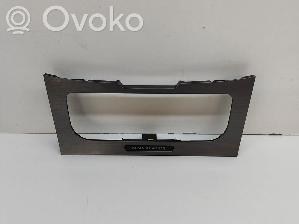 Volkswagen PASSAT B7 Moldura de la guantera 