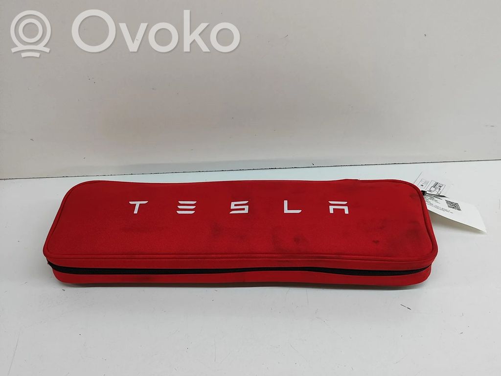 Tesla Model S Vaistinėlė 