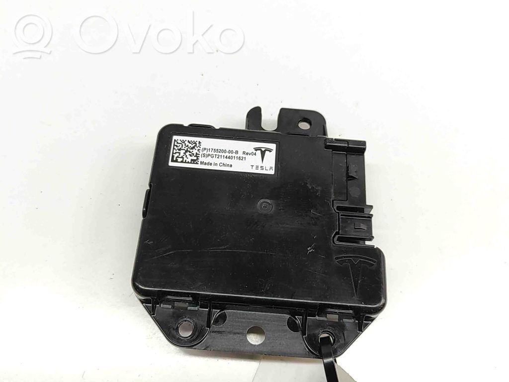Tesla Model Y USB-pistokeliitin 