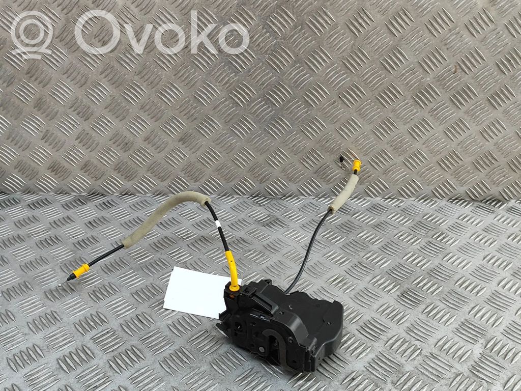 Jeep Avenger Takaoven lukko 