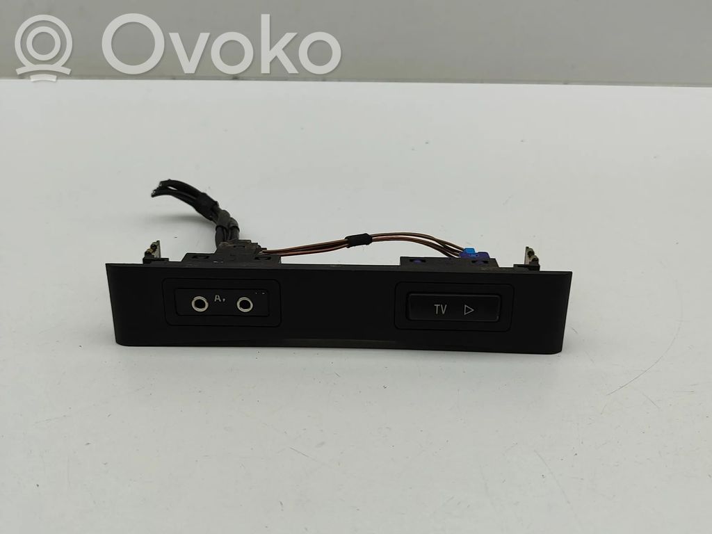 Enchufe conector entrada auxiliar   8368346,8368345