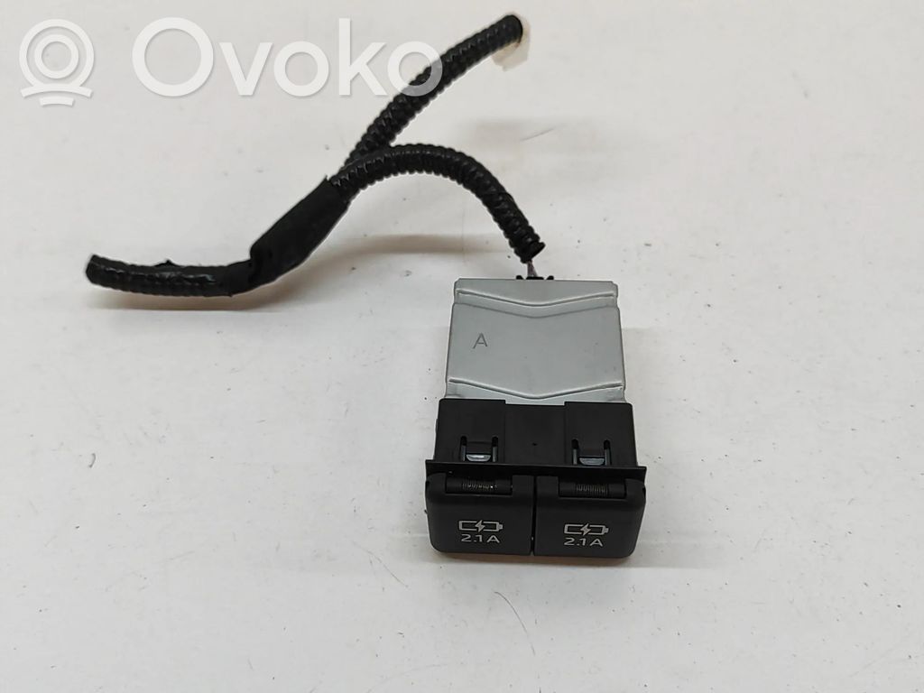 Toyota RAV 4 (XA50) Gniazdo / Złącze USB 