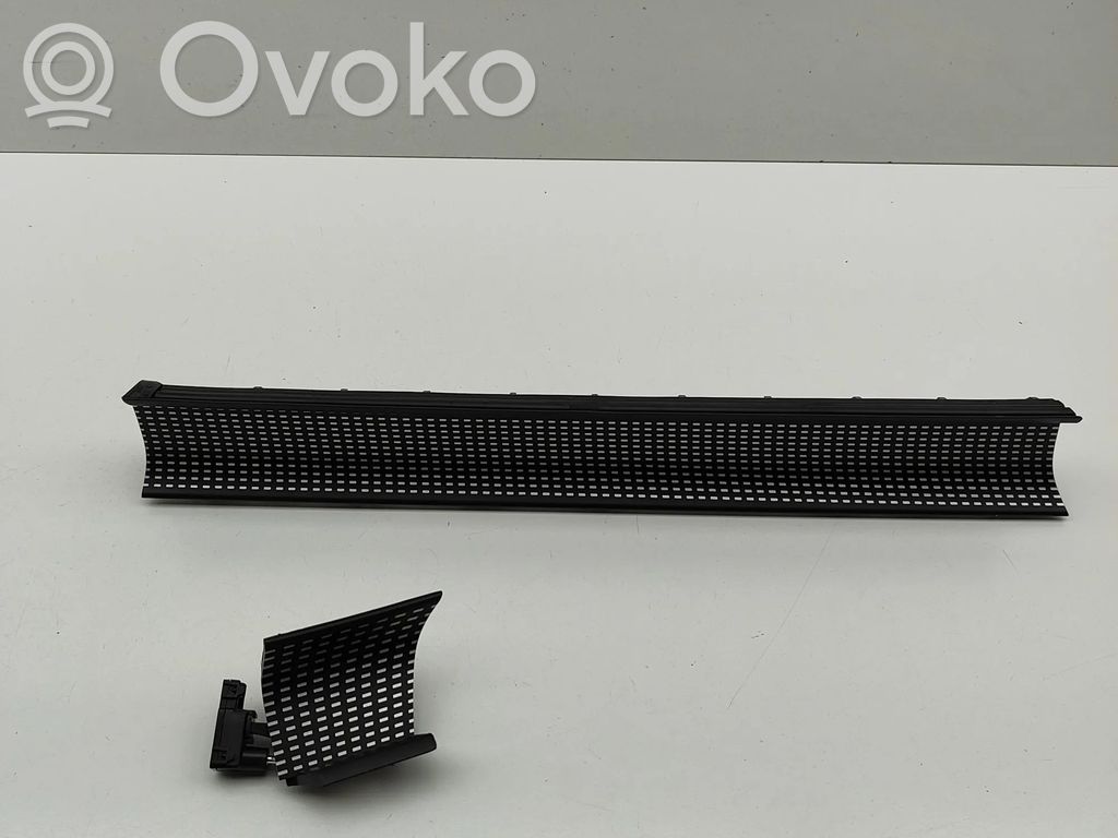 Volvo XC40 Moldura de la guantera 