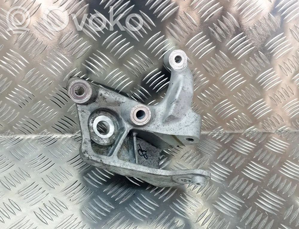 Volvo S90, V90 Engine mounting bracket 