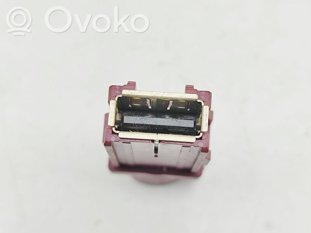 Volvo XC40 USB socket connector 