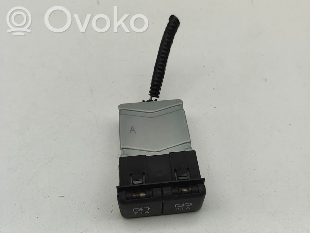 Toyota RAV 4 (XA50) Gniazdo / Złącze USB 