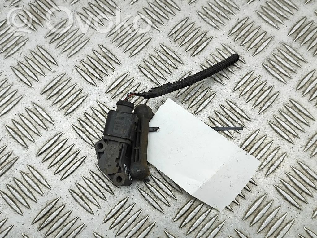 Headlight/headlamp level sensor   102794100A