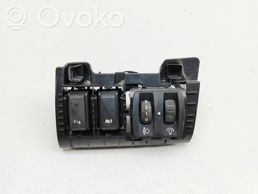 Opel Vivaro Un conjunto de interruptores 