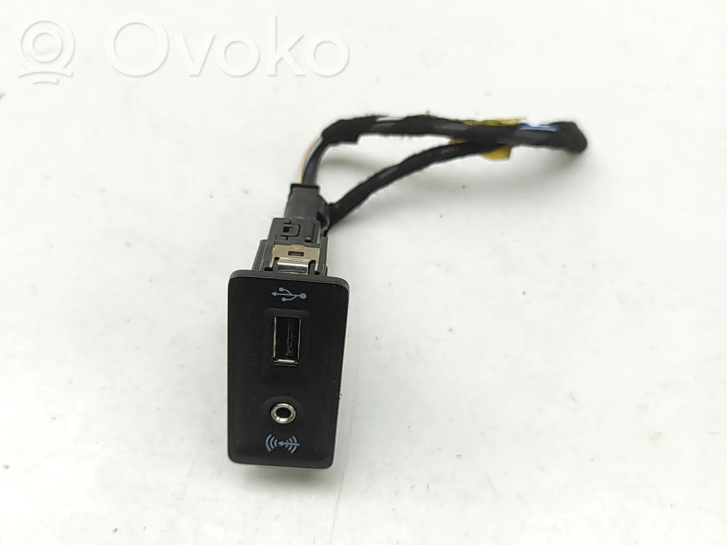 Volkswagen PASSAT B8 Enchufe conector entrada auxiliar 
