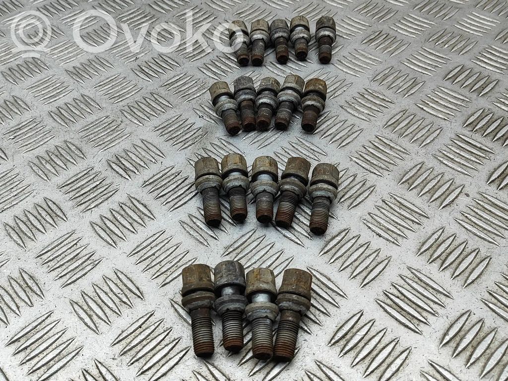 Opel Vivaro Nakrętki i śruby 