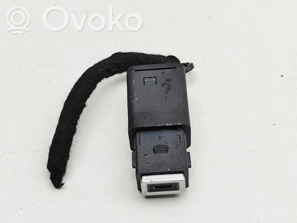 Peugeot 2008 II Enchufe conector USB 