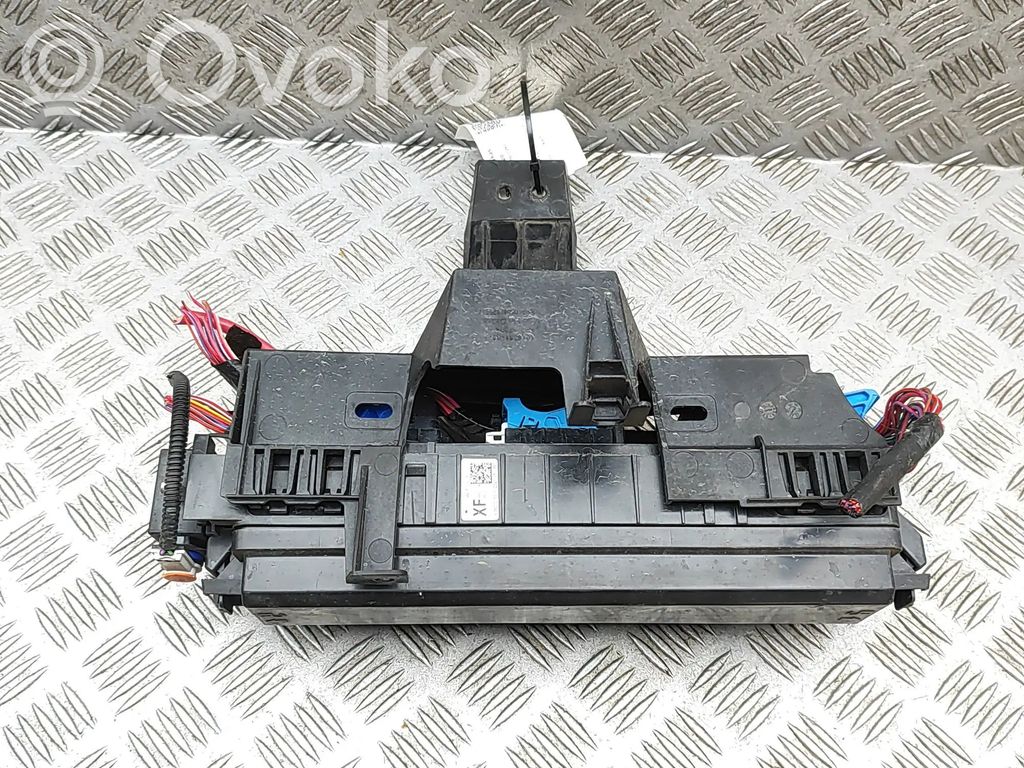Tesla Model X Saugiklių blokas 